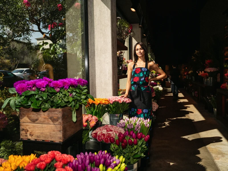 Intérieur lumineux d'un fleuriste indépendant, seaux de fleurs fraîches colorées près d'une grande fenêtre
